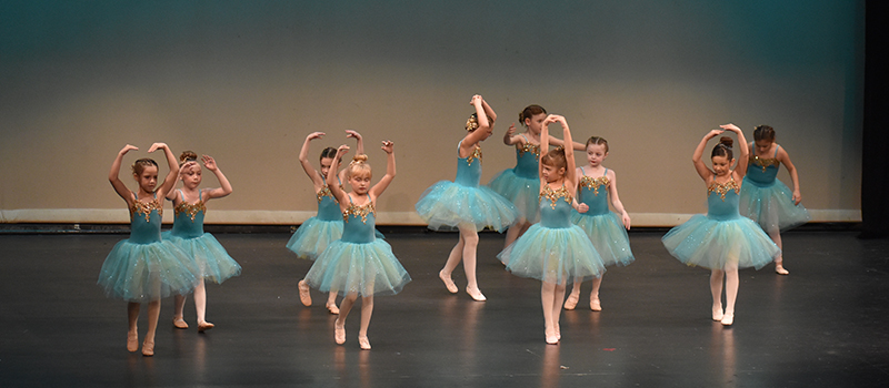 ballet dancers performing